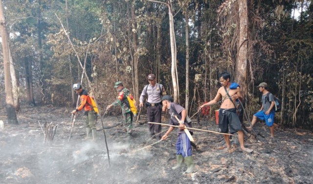 Upaya pemadaman karhutla disulitkan dengan medan berat dan ketiadaan sumber air di Sintang, Kalbar. Foto: Manggala Agni.
