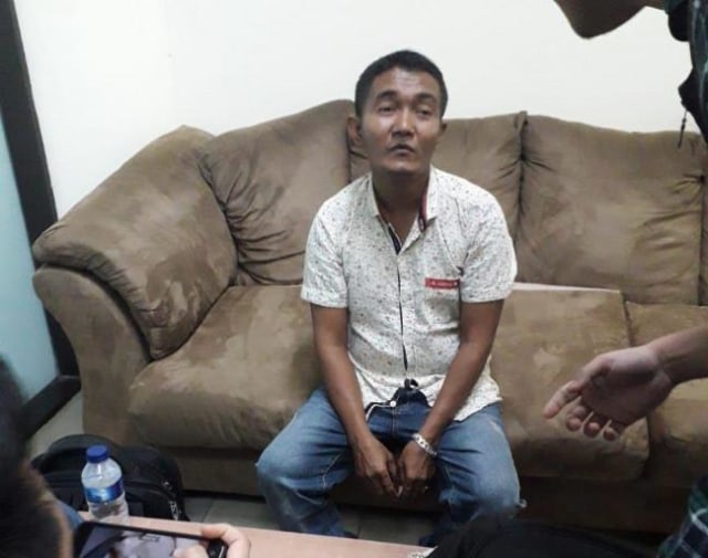 Yusrizal diamankan petugas di Bandara Hang Nadim Batam. (Foto: Yogi/Batamnews)