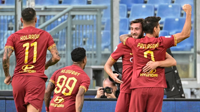 Pemain-pemain Roma merayakan gol Bryan Cristante ke gawang Sassuolo. Foto: AFP/Vincenzo Pinto
