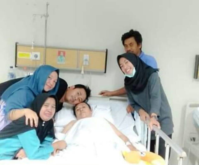 Keluarga korban tengah menemaninya di RS Karyadi Semarang. (dok.istimewa)