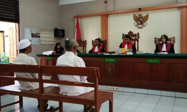 Wayan Wakil dan AA Ngurah Agung dalam Persidangan di PN Denpasar, Kamis (19/9) - kanalbali/NAN