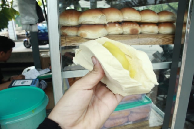 Roti srikaya yang dijual di Jalan M Sohor, Pontianak, Kalimantan Barat. Foto: Lydia Salsabila/Hi!Pontianak