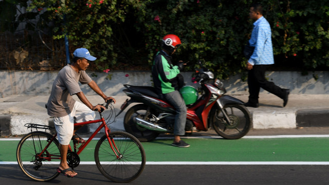 Pengendara sepeda melintasi jalur sepeda di Jalan Pemuda, Pulo Gadung, Jakarta Timur, Kamis (19/9/2019). Foto: ANTARA FOTO/Aditya Pradana Putra