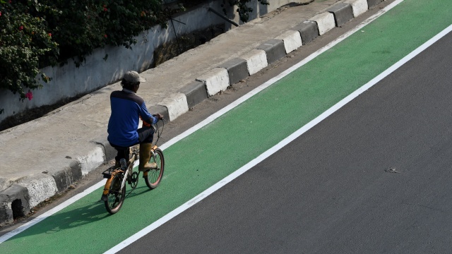 Pengendara sepeda melintasi jalur sepeda di Jalan Pemuda, Pulo Gadung, Jakarta Timur, Kamis (19/9/2019).  Foto: ANTARA FOTO/Aditya Pradana Putra