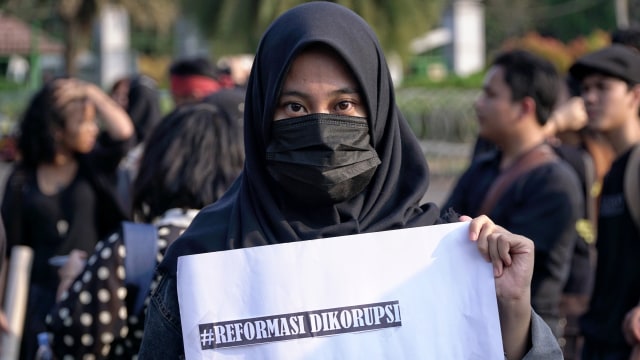 Peserta aksi kamisan membawa poster reformasi korupsi di depan Istana Presiden, Jakarta, Kamis (19/9/2019). Foto: Jamal Ramadhan/kumparan