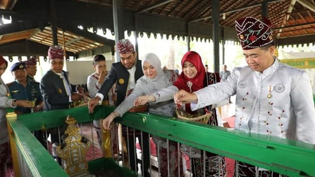 Wali Kota Banjarmasin Ibnu Sina (kanan) saat ziarah makam Sultan Suriansyah pada Kamis (19/9). Foto: Humpro Banjarmasin