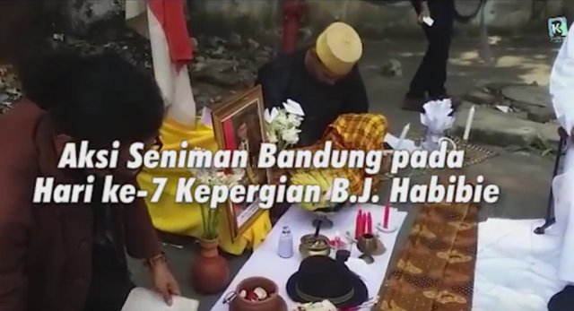 Seniman Bandung memeringati hari ke-7 Kepergian Prof. Dr. Ing. H Bacharuddin Jusuf Habibie. (Video: Assyifa)