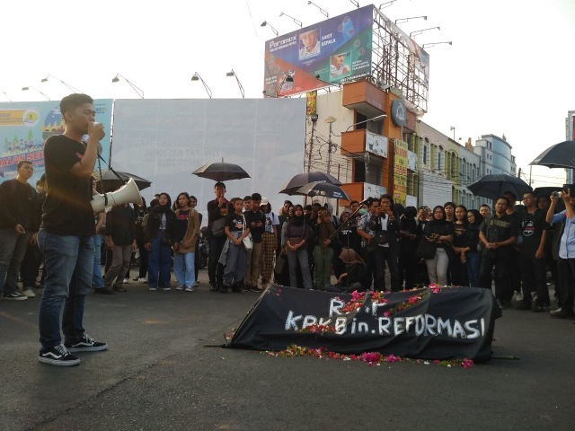 Aliansi Aksi Kamisan Lampung saat melakukan aksi di bundaran Tugu Adipura, Kamis (19/9) | Foto: Rafika Restiningtias/ Lampung Geh