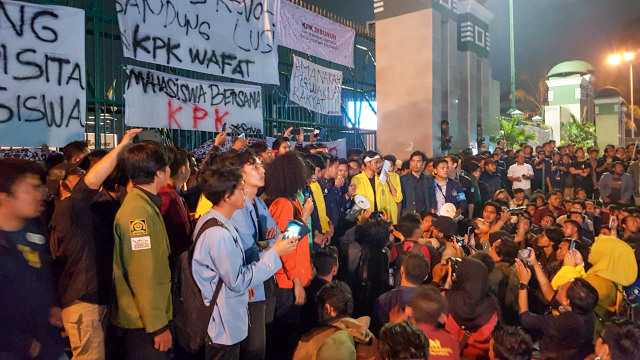 Demo Mahasiswa di Gedung DPR RI. Foto: Efira Tamara/kumparan