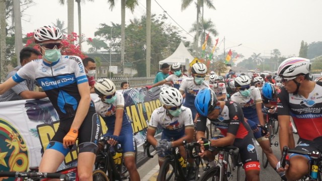 Pebalap Sepeda Pakai Masker.jpg