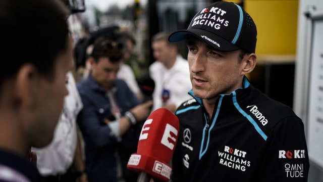 Robert Kubica berbicara pada reporter di GP Belgia 2019. Foto: Kenzo Tribouillard/AFP