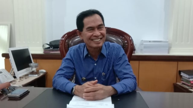 Wakil Wali Kota Ambon, Syarif Hadler usai memebrikan keterangan kepada wartawan terkait informasi bohong di ruabg kerjanya, Kamis (19/9) (Foto: ambonnesia) 