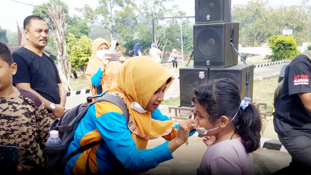 Forum Anak Daerah (FAD) Pelangi membagikan masker untuk anak-anak di Tanah Datar sebagai upaya meminimalisir dampak kabut asap di daerah itu (Foto: Humas Pemkab Tanah Datar)