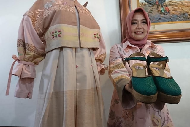 Desainer International asal Solo, Tuty Adib mengangkat konsep tenun Balai Panjang Payakumbuh Sumatera Barat. (Agung Santoso)