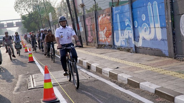 Gubernur DKI Jakarta, Anies Baswedan bersepeda melintasi jalur sepeda di kawasan Rawamangun, Jakarta Timur, Jumat (20/9/2019). Foto: Jamal Ramadhan/kumparan