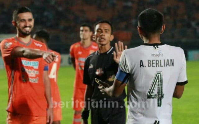 Kapten Madura United FC, Asep Berlian (Putih) saat melakukan protes kepada Wasit Nusur Fadilah saat laga kontra tuan rumah Borneo FC di Stadion Segiri, Samarinda, Rabu (18/9/2019). 