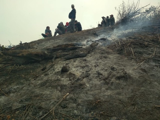 Emak-emak pun Ikut Padamkan Api di Lereng Gunung Slamet