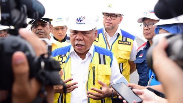 Menteri PUPR, Basuki Hadimuljono meninjau tol layang Jakarta-Cikampek sebelum dioperasikan pada November 2019. Foto: Dok. Kementerian PUPR
