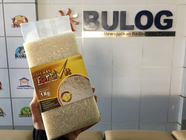 Contoh beras fortivikasi yang diluncurkan oleh Perum Bulog. Foto: Elsa Olivia Karina L Toruan/kumparan