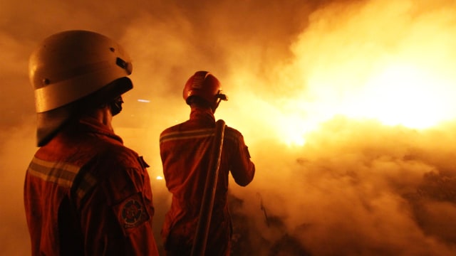 Ilustrasi petugas memadamkan api. Foto: ANTARA FOTO/Fauzan