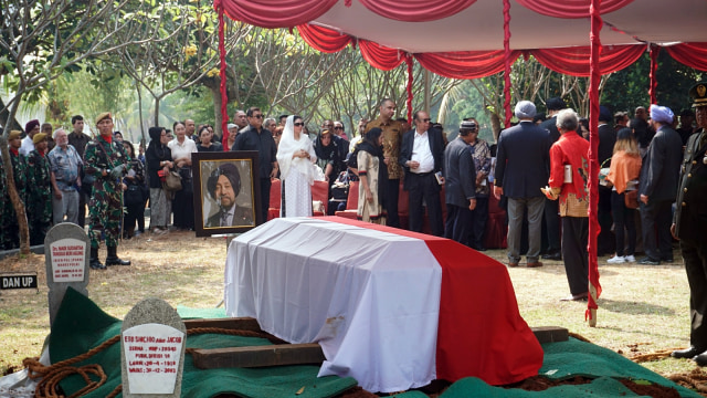 Suasana saat pemakaman abu jenazah H.S. Dillon di Taman Makam Pahlawan Kalibata, Jakarta, Jumat (20/9/2019). Foto: Nugroho Sejati/kumparan