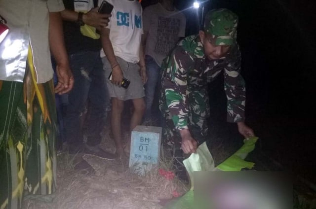 Anggota TNI dan warga melihat kondisi salah satu korban tewas tertabrak kereta api di Ngawi