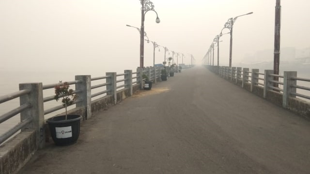 Jembatan Water Front City di Kuala Tungkal diselimuti asap. Foto: Bara