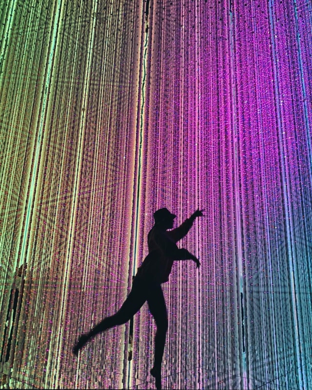 Luna Maya berpose seperti penari balet saat berada di teamLab Planets Tokyo, Jepang. Foto: Instagram @lunamaya