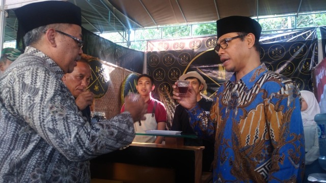 Bupati Temanggung Muhammad Al Khadziq minum kopi di sebuah stand Festival Kopi, di Gedung Pemuda Temanggung, Kamis (19/9/2019). Foto: ari.