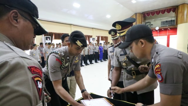 Proses penandatanganan berkas serah terima jabatan Kapolres Poso yang di pimpin langsung oleh Kapolda Sulteng, Brigjen Pol Lukman Wahyu Hariyanto, di ruang Torabelo Polda Sulteng, Jalan Samratulangi, Kota Palu, Jumat (20/9). Foto: Dok.Humas Polda Sulteng