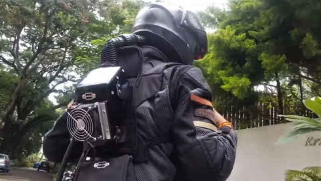 Pria asal India membuat inovasi AC Portable untuk helm Foto: dok. motoroids