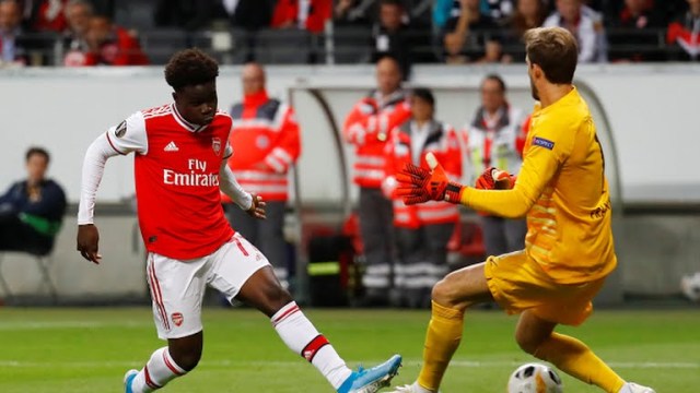 Bukayo Saka mengelabui Kevin Trapp kala Arsenal menang 3-0 atas Eintracht Frankfurt. (Foto: Reuters)