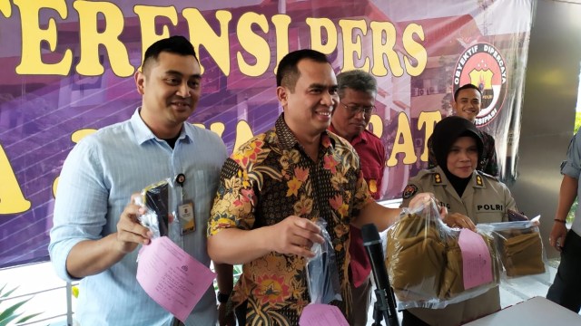 Wadirkrimsus Polda Jabar AKBP Hari Brata (kedua dari kiri) menunjukkan barang bukti kasus video mesum berseragam PNS Jabar di Mapolda Jabar. Foto: Rachmadi Rasyad/kumparan