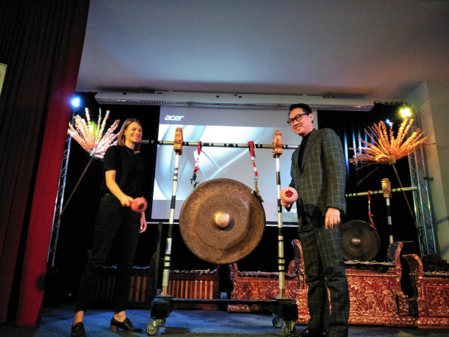 Duta Besar RI untuk Jerman, Arif Havas Oegroseno, dan Thyra Knauer, Perwakilan urusan Asia Tenggara Pemerintah Kota Berlin, pada pembukaan pameran foto MRT di Berlin (14/9/19).