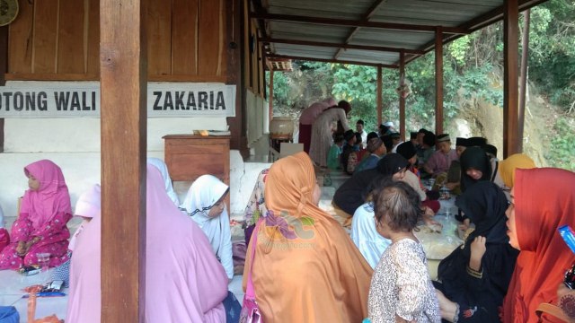 Pengunjung Makam Wali Gotong Syeh Zakaria di Desa Tinawun Kecamatan Malo Kabupaten Bojonegoro.