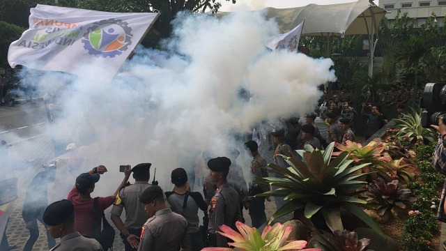 Sejumlah massa mengatasnamakan mahasiswa Milenial Indonesia lakukan aksi di depan KPK. Foto: M Lutfan Dharmawan/kumparan