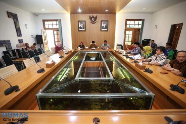 Wali Kota Bandung, Oded M. Danial didampingi Sekretaris Daerah (Sekda) Kota Bandung, Ema Sumarna saat memimpin rapat di Pendopo Kota Bandung. (Dok Humas Kota Bandung)