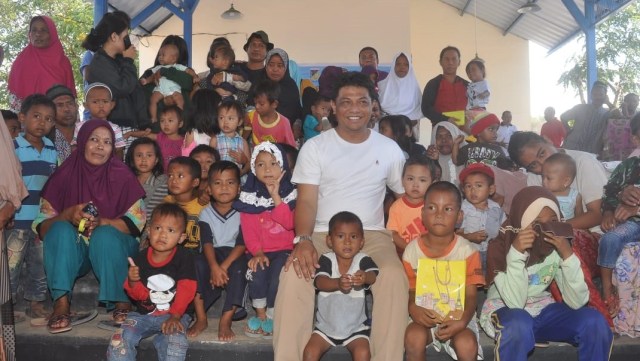 Keceriaan Hidayat Lamakarate (Sekdaprov Sulteng) saat bersama anak-anak korban gempa Palu di huntara Tondo, Kecamatan Mantikulore, Kota Palu, Jumat (20/9). Foto: Dok. Pemda Sulteng