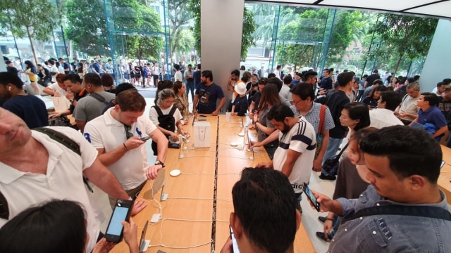 Suasana penjualan perdana iPhone 11 di Apple Store Orchard Road, Singapura, Jumat (20/9). Foto: Bianda Ludwianto/kumparan