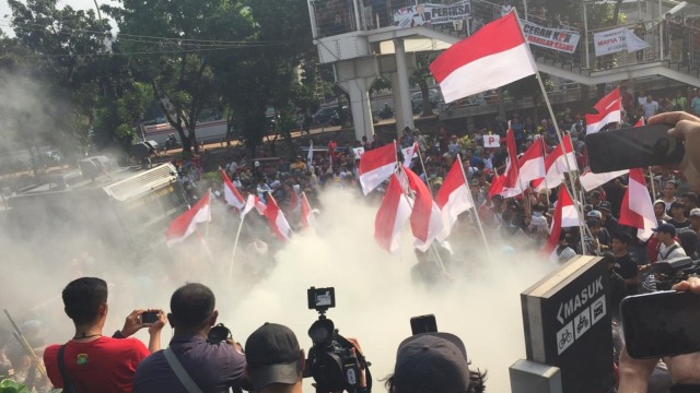 Massa membakar ban saat unjuk rasa di depan Kantor KPK, Jakarta. Foto: Lutfan Darmawan/kumparan 