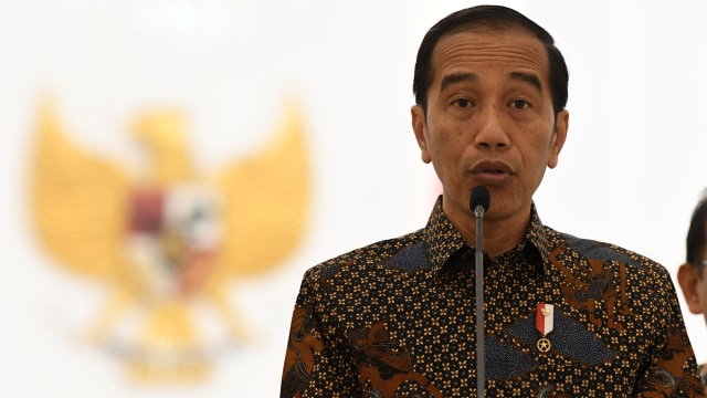 Presiden Joko Widodo menyampaikan sikap tentang rencana pengesahan Rancangan Kitab Undang-Undang Hukum Pidana (RKUHP) di Istana Bogor, Jawa Barat. Foto: ANTARA FOTO/Puspa Perwitasari