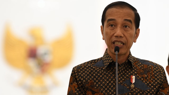 Presiden Joko Widodo menyampaikan sikap tentang rencana pengesahan Rancangan Kitab Undang-Undang Hukum Pidana (RKUHP) di Istana Bogor, Jawa Barat. Foto: ANTARA FOTO/Puspa Perwitasari