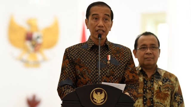 Presiden Joko Widodo (kiri) menyampaikan sikap tentang rencana pengesahan Rancangan Kitab Undang-Undang Hukum Pidana (RKUHP) di Istana Bogor, Jawa Barat. Foto: ANTARA FOTO/Puspa Perwitasari
