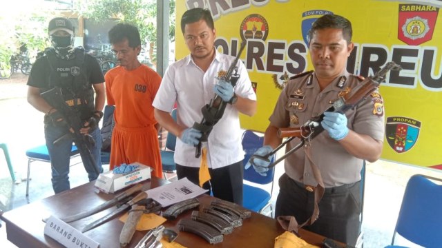 Kapolres Bireuen, Gugun Hardi Gunawan (kiri) memperlihatkan senjata milik KKB di Aceh. Foto: Bahrul