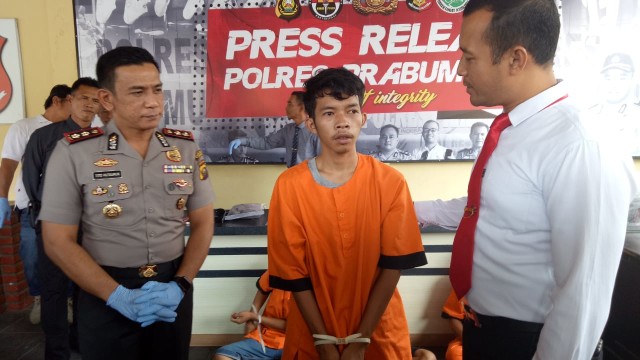 Pelaku feri saat diamankan di Polres Prabumulih (Foto: istimewa)
