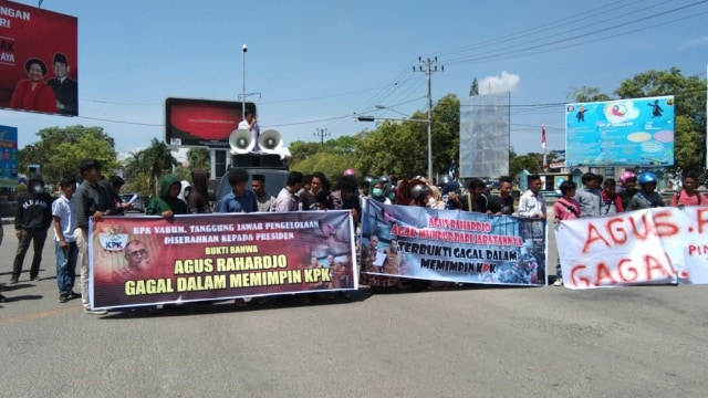 Sekelompok mahasiswa di Kendari menggelar aksi demonstrasi menuntut Ketua KPK Agus Rahadjo mundur, Foto: Wiwid Abid Abadi/kendarinesia.