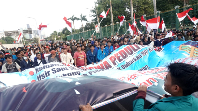 Sejumlah massa yang mengaku dari Aliansi Mahasiswa dan Pemuda peduli KPK menggelar aksi menuntut segera melakukan pengesahaan Revisi UU KPK di kawasan gedung DPR, Jakarta (20/9). Foto: Iqbal Firdaus/kumparan