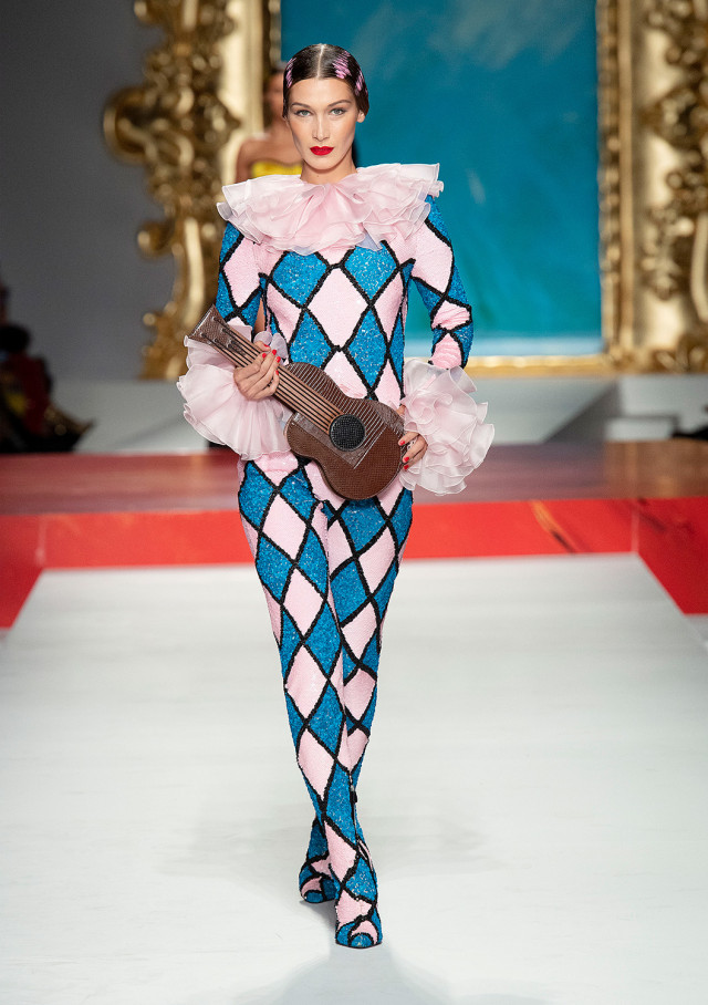 Bella Hadid menggunakan koleksi Moschino yang terinspirasi dari lukisan 'Harlequin' milik Pablo Picasso dalam runway Milan Fashion Week SS 20. Foto: Dok. Moschino