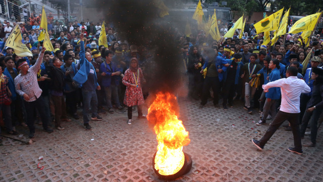 Mahasiswa PMII melakukan aksi bakar ban di depan Gedung KPK, Jumat (20/9/2019). Foto: Helmi Afandi Abdullah/kumparan