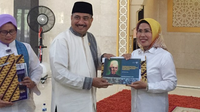 Menteri Pariwisata Arief Yahya (kiri) dan Bupati Serang Ratu Tatu Chasanah di peluncuran masterplan pengembangan wisata religi. Foto: Gitario Vista Inasis/kumparan 